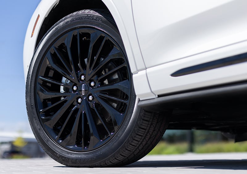 The stylish blacked-out 20-inch wheels from the available Jet Appearance Package are shown. | Mike Reichenbach Lincoln in Florence SC